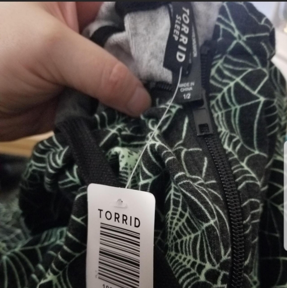 Torrid Plus Size 1X/2X Spiderweb Print Onesie in Black & Green. - Picture 5 of 5